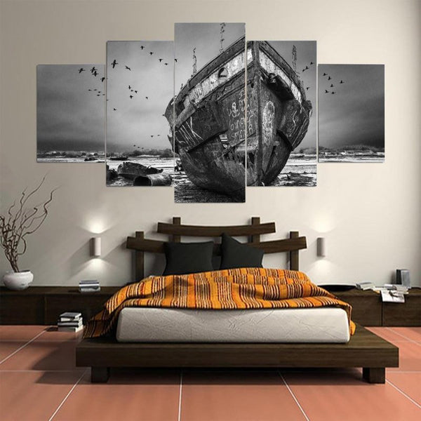 Black And White Ship - FanaticPrintz